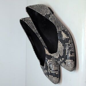 Vionic Cabollo snake embossed ballet Flat womans size 8 EU 39